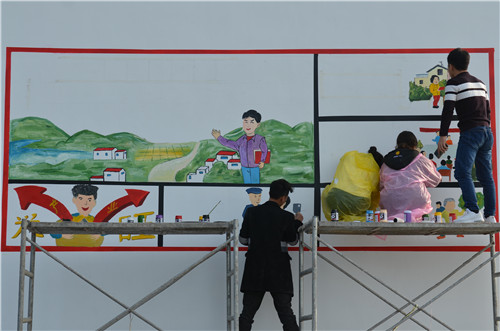 3学生认真作画一