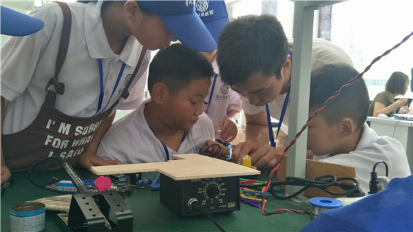 4 贵州师范学院创客教育师生团队指导参加夏令营的学生制作创客作品
