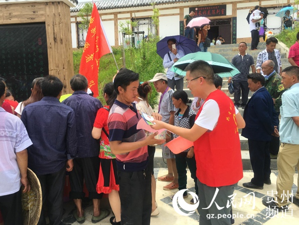 邱雨莎同学参加当地苗族会亲节并与志愿者一起宣传计生、医疗和禁毒知识