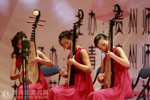 关辉老师一曲《拉住妈妈的手》 刘昊佳老师亲情演唱