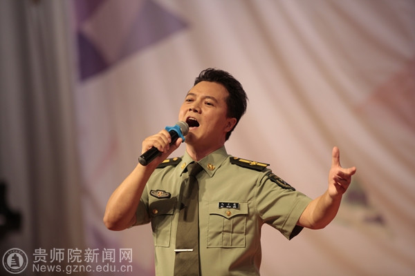 关辉老师一曲《拉住妈妈的手》-2015年迎新晚会圆满落幕