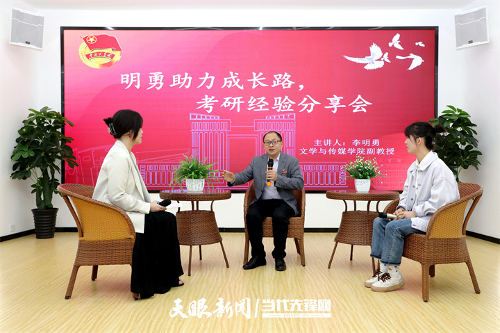 李明勇、杨加加为同学们答疑解惑.jpg