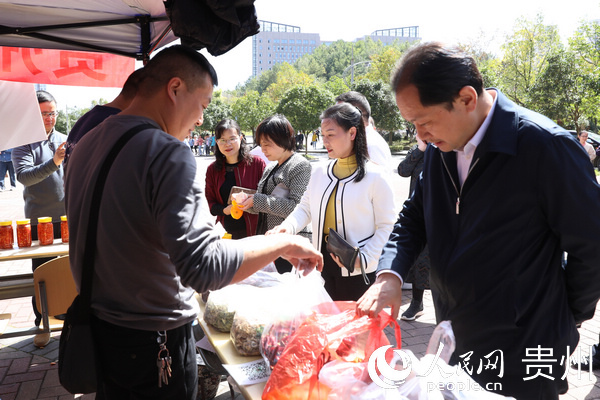 校领导在现场带头购买 。苏致龙 摄