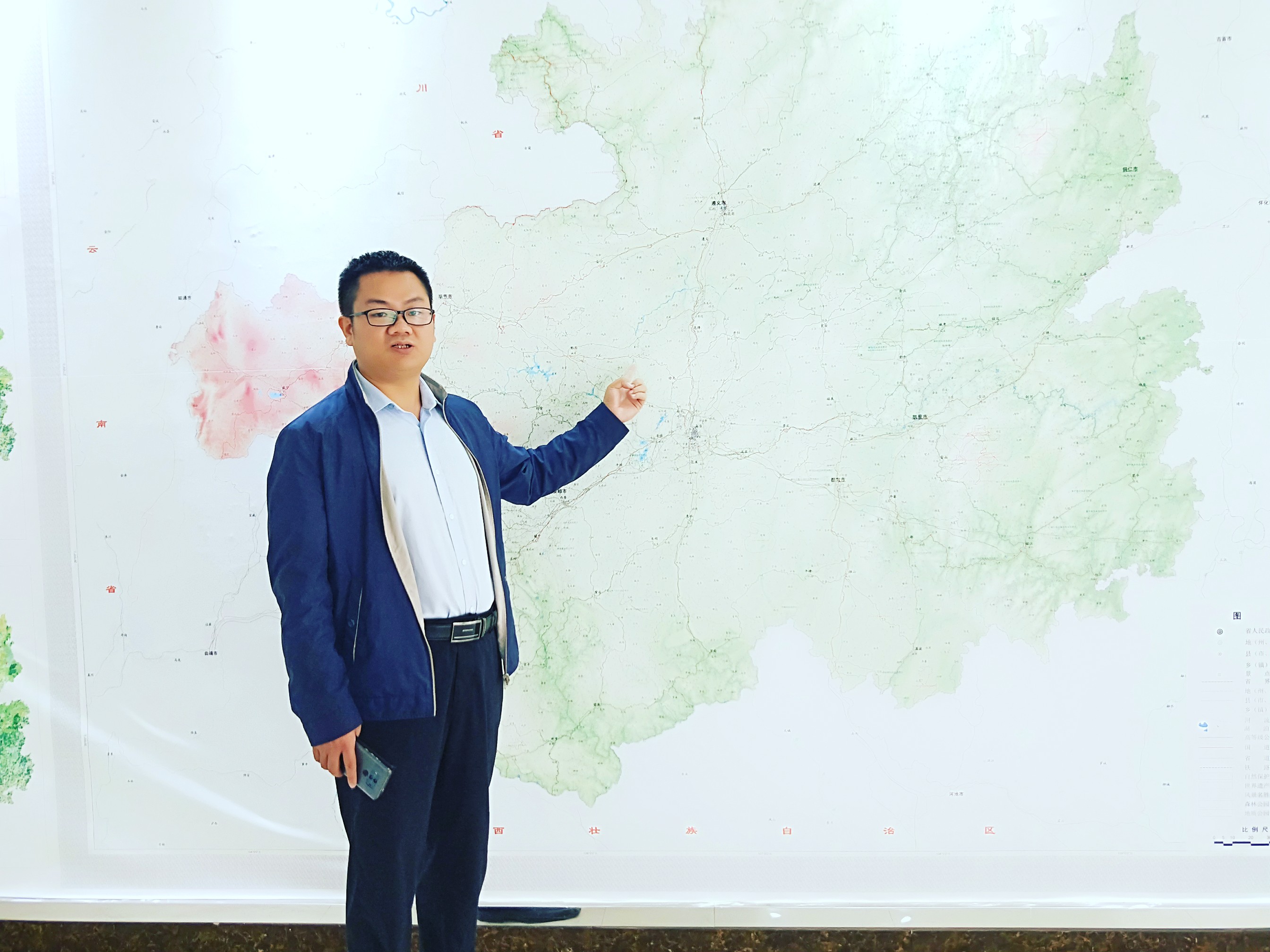 罗光杰带领项目组先后承担了精准扶贫成效第三方评估、全省精准扶贫作战图建设等6个项目研究任务,参与了国家科技惠民、贵州省科技支撑等多个项目的研究工作。图为罗光杰向记者介绍贵州省行政地理监测图。王小婷 摄.jpg 罗光杰带领项目组先后承担了精准扶贫成效第三方评估、全省精准扶贫作战图建设等6个项目研究任务,参与了国家科技惠民、贵州省科技支撑等多个项目的研究工作。图为罗光杰向记者介绍贵州省行政地理监测图。王小婷 摄.jpg