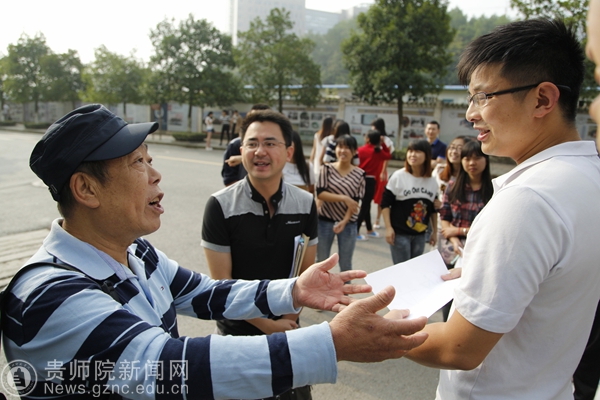 杨通槐老师和车队刘经理讨论发车情况出发吧"实习老师"