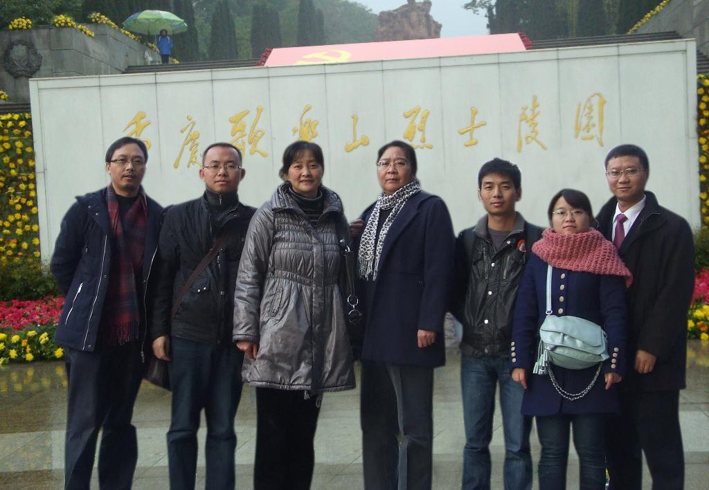 组织教师到歌乐山缅怀先烈