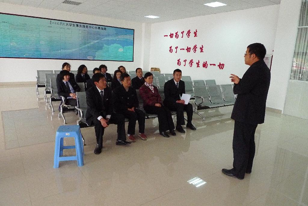 学生工作部副部长薛璞做会后总结