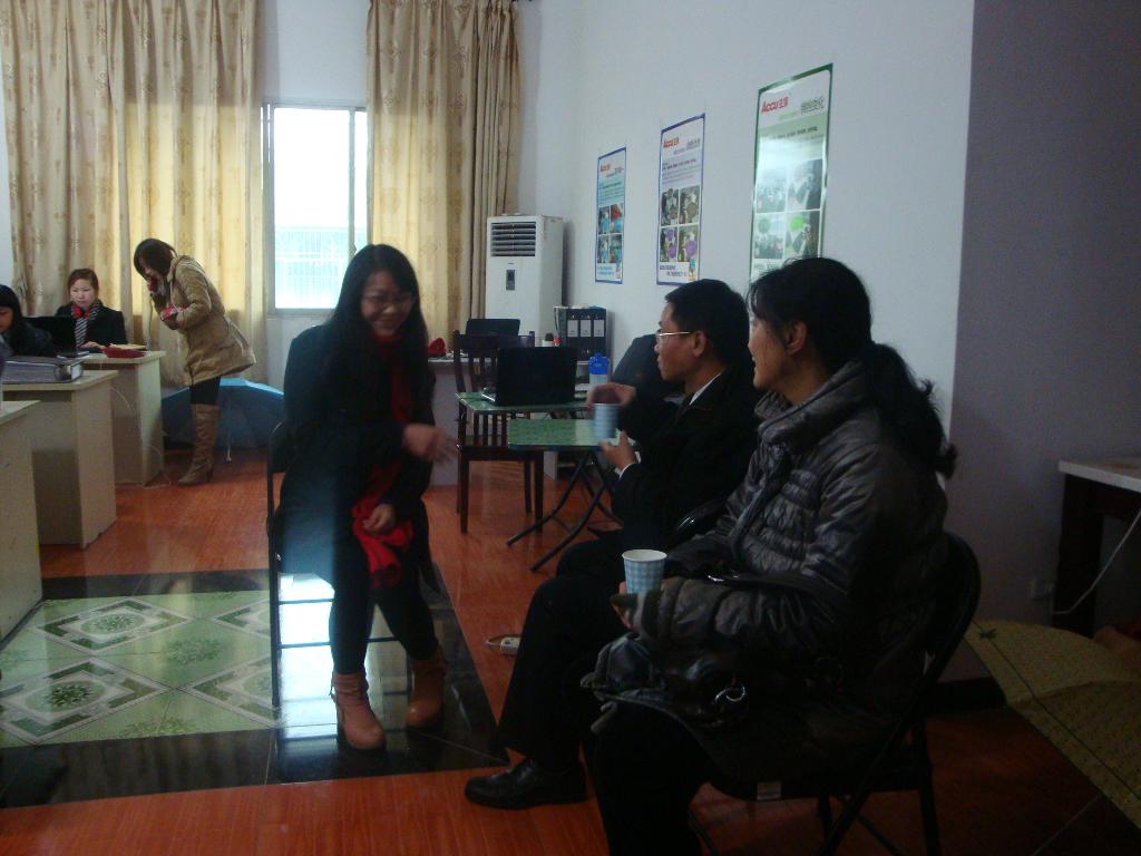 与实习学生交谈