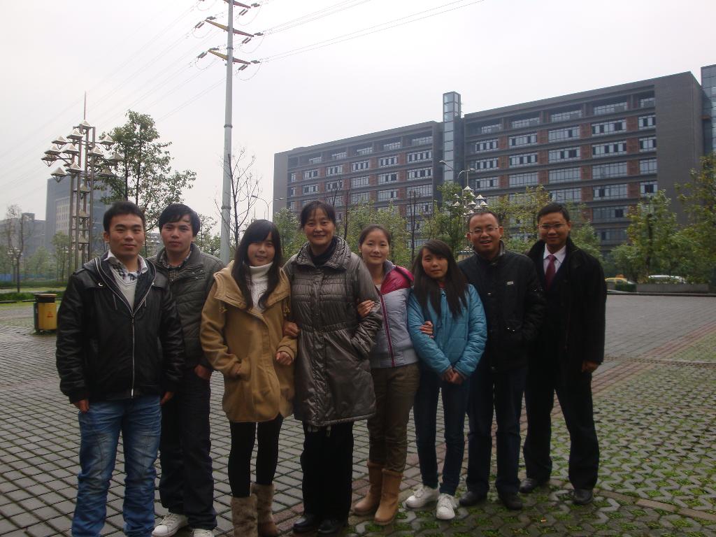 与部分实习学生合影