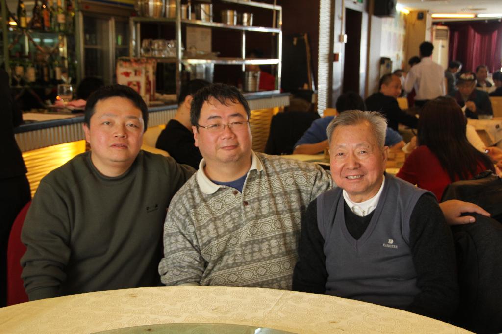 与两基金会善长仁翁合影留念