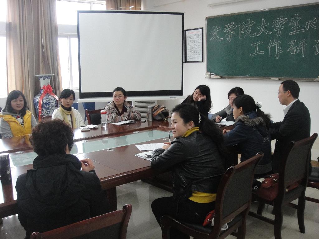 王又新副书记与戴桂荣老师商讨学生心理健康教育事宜